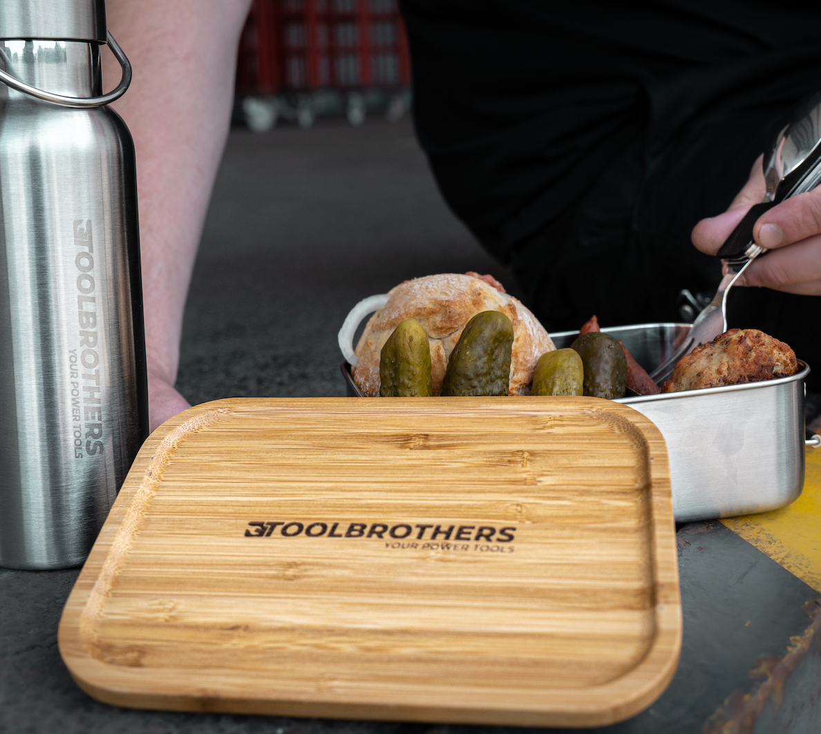 Toolbrothers Fan Edelstahl Brotdose mit Bambus Deckel 1200 ml, Lunchbox für Erwachsene und Kinder, Brotzeit, Vesperbox für Schule Arbeit Picknick Reisen - Toolbrothers