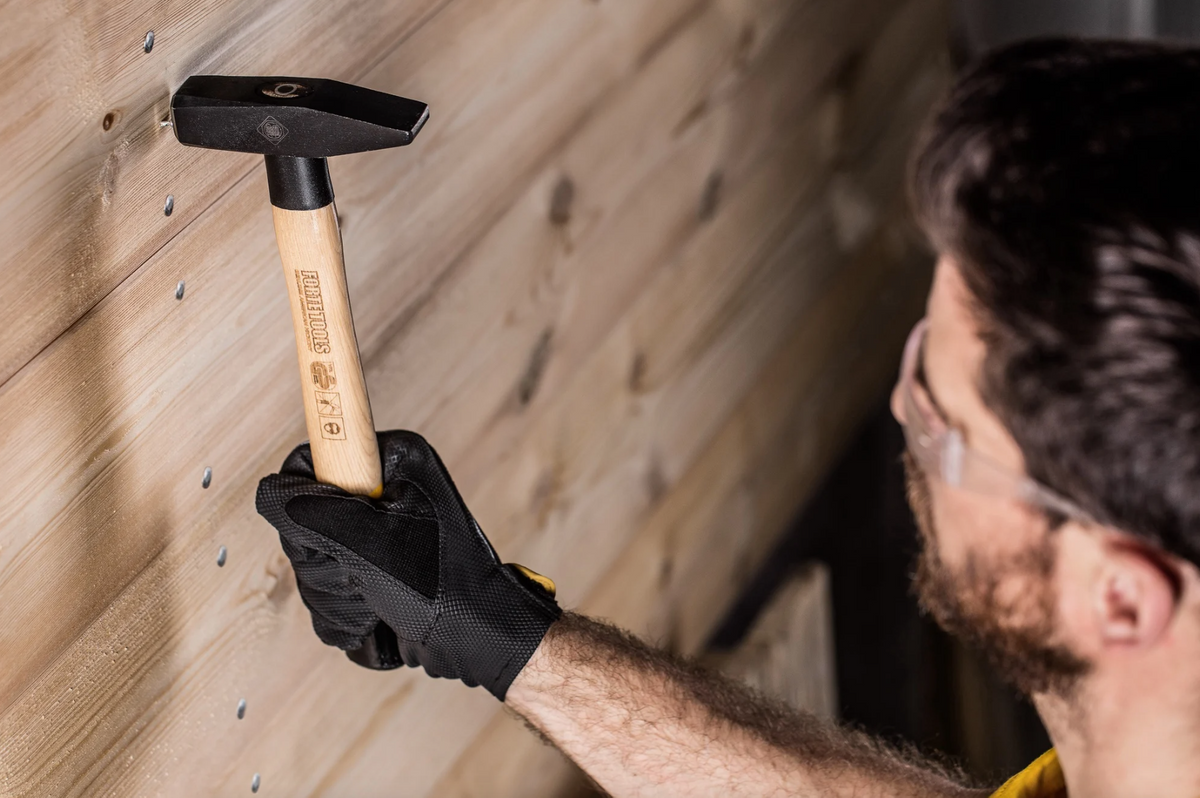 FORTE TOOLS Schlosserhammer mit Holzgriff, 100 g Kopfgewicht, Hammer mit Holzstiel, Premium Werkzeug, geschmiedet, doppelter Ringkeil, lackierter Kopf ( 000051151020 )