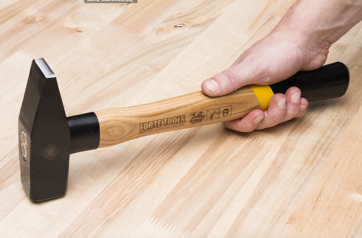 FORTE TOOLS Schlosserhammer mit Holzgriff, 1500 g Kopfgewicht, Hammer mit Holzstiel, Premium Werkzeug, geschmiedet, doppelter Ringkeil, lackierter Kopf ( 000051151033 )