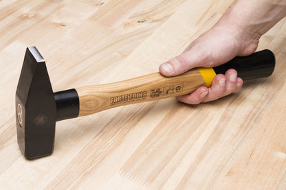 FORTE TOOLS Schlosserhammer mit Holzgriff, 200 g Kopfgewicht, Hammer mit Holzstiel, Premium Werkzeug, geschmiedet, doppelter Ringkeil, lackierter Kopf ( 000051151023 )