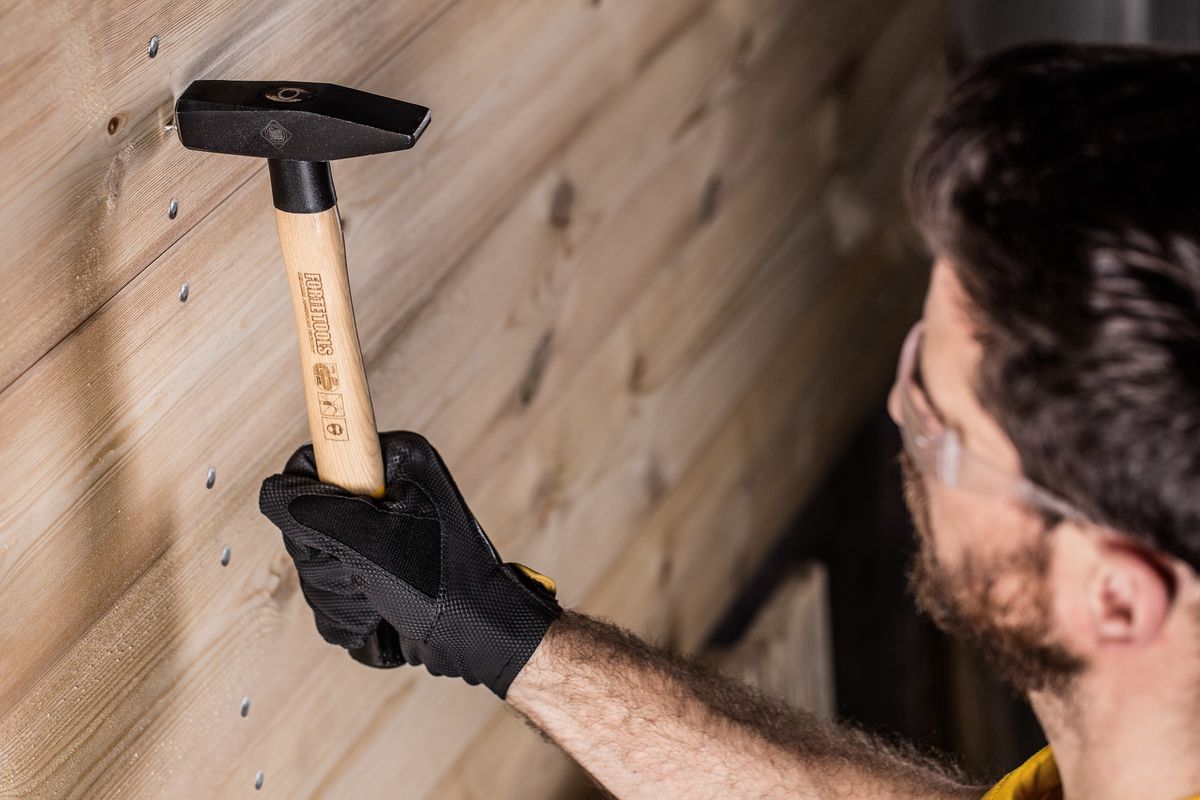 FORTE TOOLS Schlosserhammer mit Holzgriff, 300 g Kopfgewicht, Hammer mit Holzstiel, Premium Werkzeug, geschmiedet, Ringkeil, lackierter Kopf ( 000051151021 )