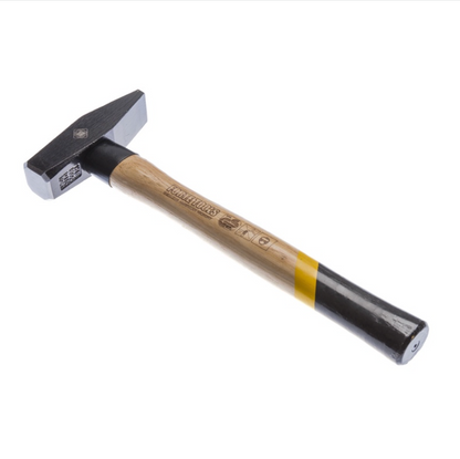 FORTE TOOLS Schlosserhammer mit Holzgriff, 800 g Kopfgewicht, Hammer mit Holzstiel, Premium Werkzeug, geschmiedet, doppelter Ringkeil, lackierter Kopf ( 000051151028 )