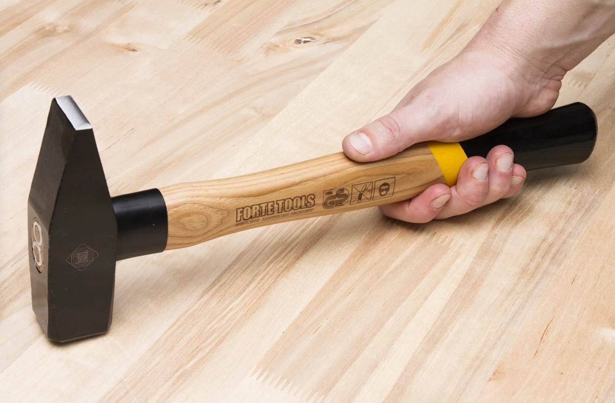 FORTE TOOLS Schlosserhammer mit Holzgriff, 800 g Kopfgewicht, Hammer mit Holzstiel, Premium Werkzeug, geschmiedet, doppelter Ringkeil, lackierter Kopf ( 000051151028 )