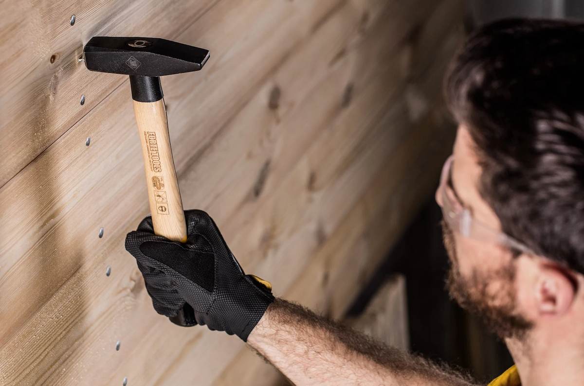 FORTE TOOLS Schlosserhammer mit Holzgriff, 800 g Kopfgewicht, Hammer mit Holzstiel, Premium Werkzeug, geschmiedet, doppelter Ringkeil, lackierter Kopf ( 000051151028 )