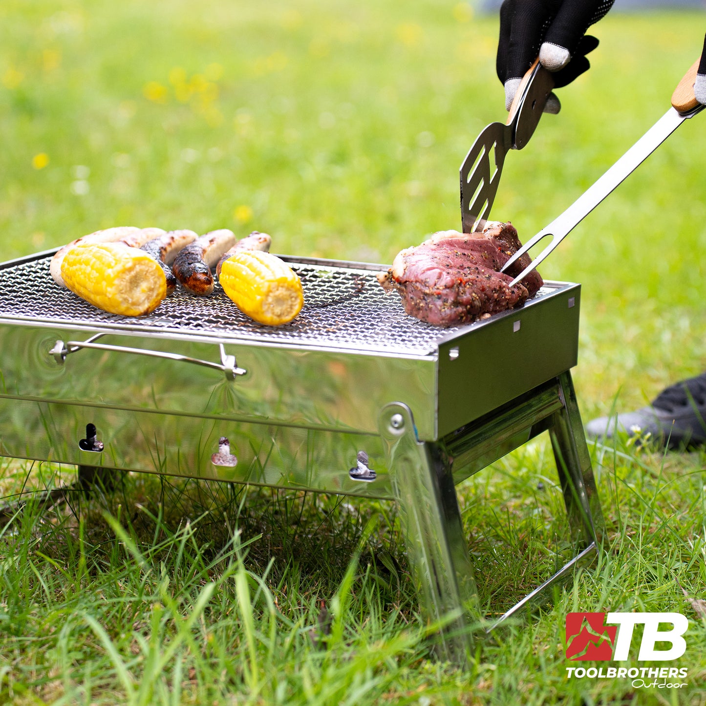 Toolbrothers Outdoor tragbarer Holzkohle Edelstahl Grill Set für Camping werkzeuglose Montage 43 x 29 x 23 cm Silber + Grillbesteck , Grillhandschuhe & Grillfächer 8-tlg