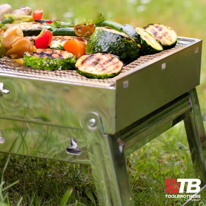 Toolbrothers Outdoor tragbarer Holzkohle Edelstahl Grill Set für Camping werkzeuglose Montage 43 x 29 x 23 cm Silber + Grillbesteck , Grillhandschuhe & Grillfächer 8-tlg