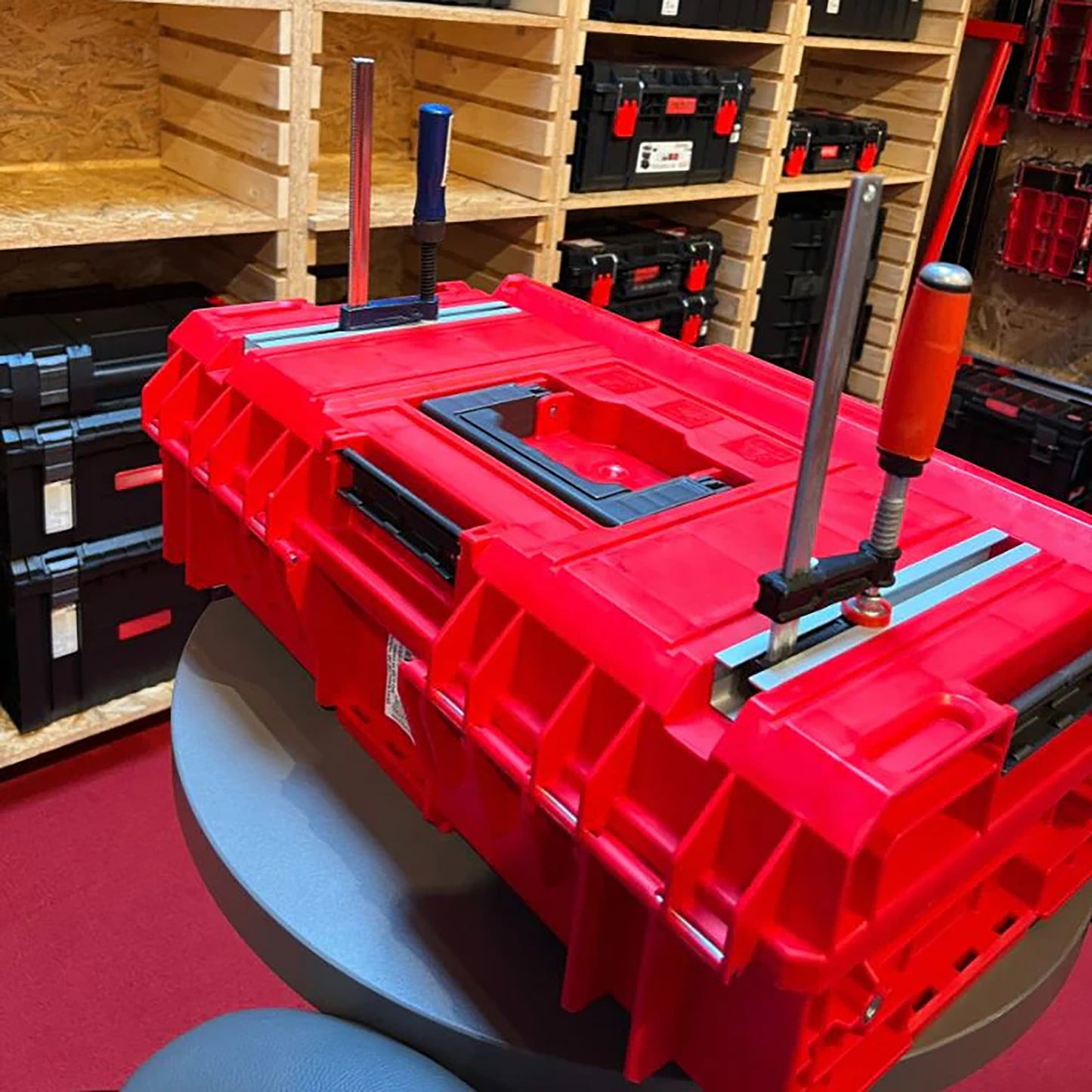 Qbrick System ONE 450 2.0 Technik RED ULTRA HD Custom Werkzeugkoffer modularer Organizer 585 x 385 x 420 mm 52 l stapelbar IP66